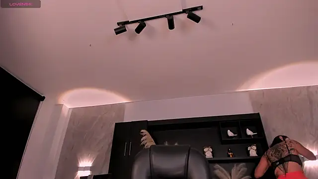 SarahYates online show from 01-08-26, 04:07