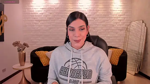 SarahYates online show from 11-19-25, 05:07