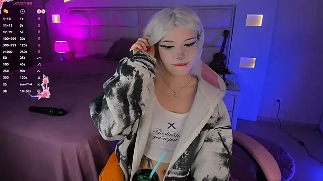 Snapshot of Cuddly_Kitten chatting on 09-27-25, 10:27 Cuddly Kitten online show from 09-27-25, 10:27