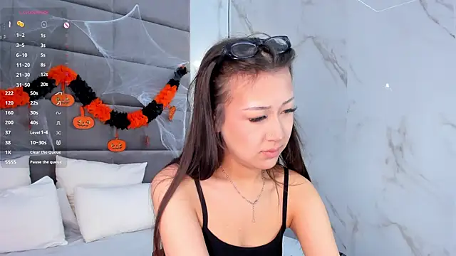 Nelly Kimm online show from 10-28-25, 01:17