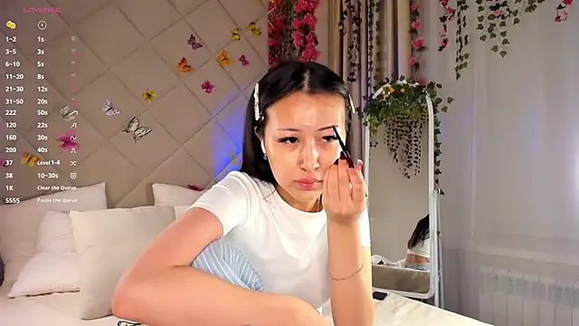 Nelly Kimm online show from 12-15-25, 01:11