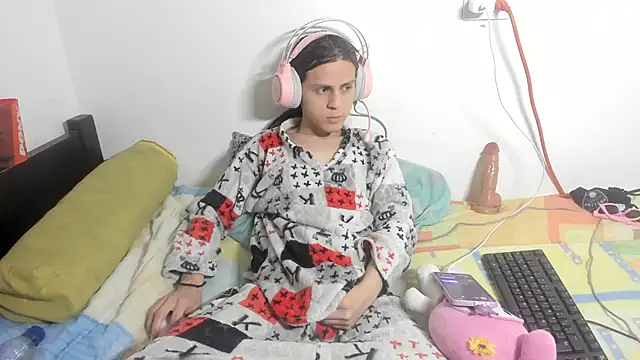 Snapshot of Petite-Goth chatting on 11-15-25, 11:20 Petite-Goth online show from 11-15-25, 11:20