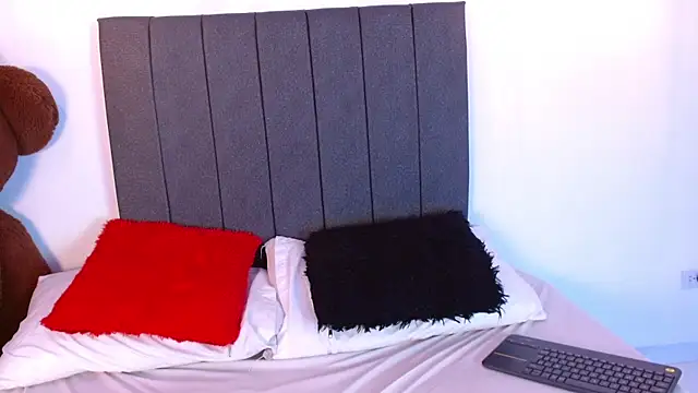 Emadelacroix online show from 12-18-25, 07:07