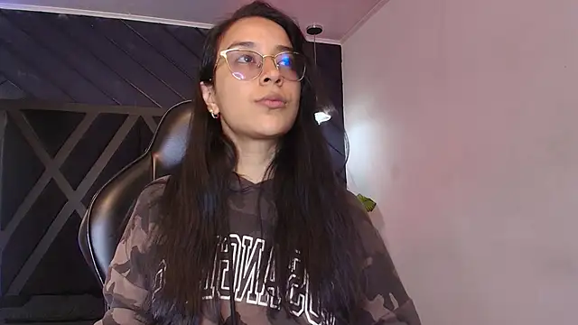 zoe martins  online show from 03-25-26, 05:23