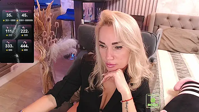 Snapshot of FreeBerryMILF chatting on 10-25-25, 09:15 FreeBerryMILF online show from 10-25-25, 09:15