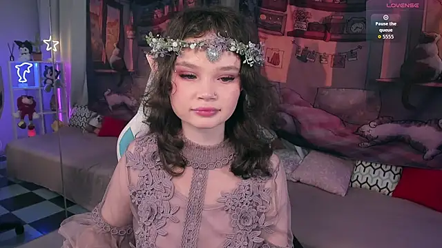 Snapshot of EmilyChaves chatting on 10-28-25, 04:28 EmilyChaves online show from 10-28-25, 04:28