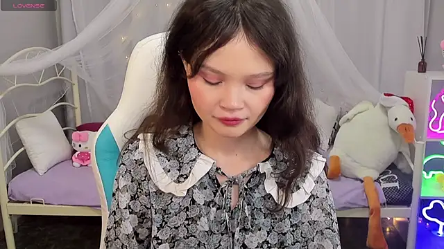 EmilyChaves online show from 12-21-25, 04:36