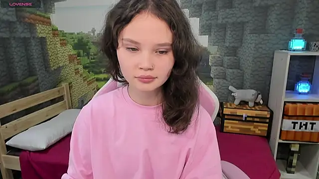 Snapshot of EmilyChaves chatting on 10-13-25, 06:20 EmilyChaves online show from 10-13-25, 06:20