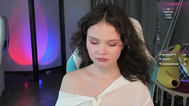 Snapshot of EmilyChaves chatting on 10-11-25, 02:34 EmilyChaves online show from 10-11-25, 02:34