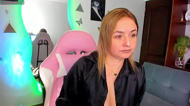 Snapshot of luciamature_ chatting on 02-02-26, 09:25 luciamature online show from 02-02-26, 09:25