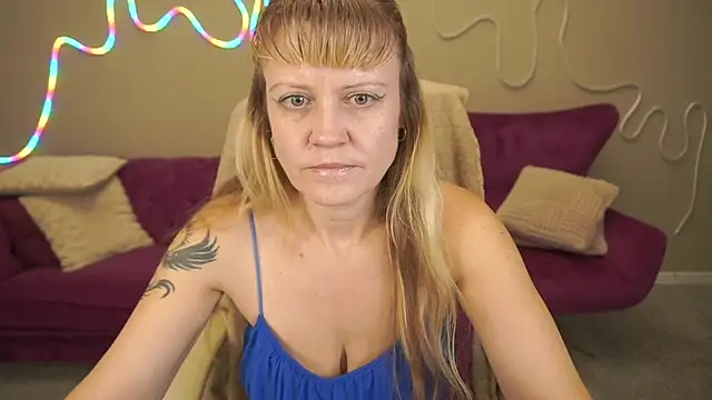 Snapshot of BellaLaPetit chatting on 09-23-25, 03:52 BellaLaPetit online show from 09-23-25, 03:52