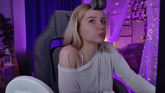 AuroraWrenfield online show from 03-25-26, 02:12