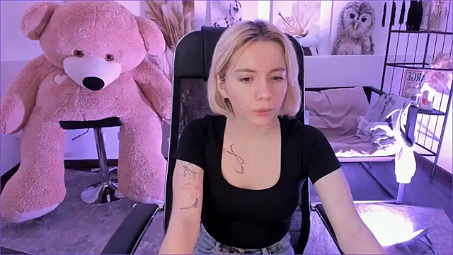 AuroraWrenfield online show from 12-02-25, 04:36