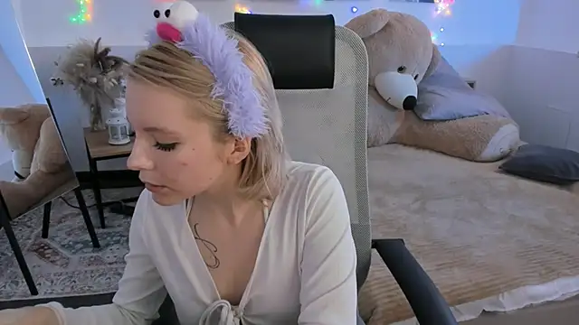 AuroraWrenfield online show from 02-26-26, 04:23