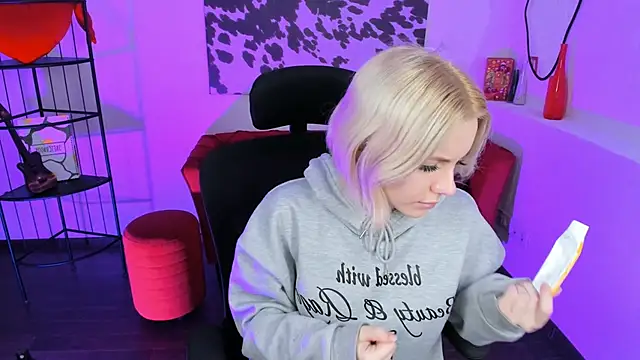 AuroraWrenfield online show from 12-18-25, 12:27