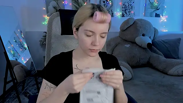 AuroraWrenfield online show from 04-14-26, 12:26