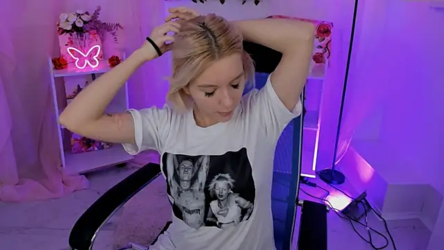 AuroraWrenfield online show from 11-06-25, 07:23