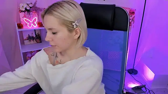 AuroraWrenfield online show from 11-13-25, 04:27