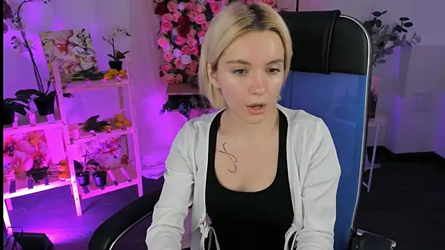 AuroraWrenfield online show from 11-27-25, 04:24