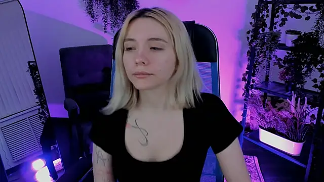 AuroraWrenfield online show from 04-07-26, 12:23