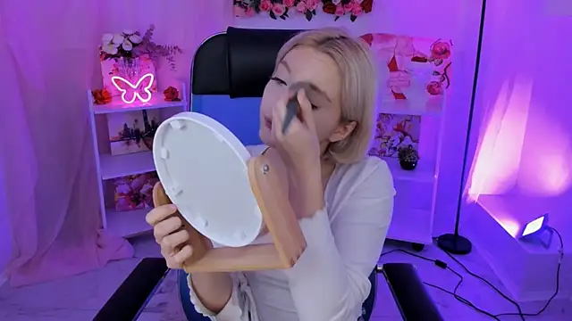 AuroraWrenfield online show from 10-30-25, 10:24