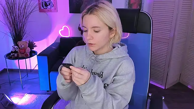 AuroraWrenfield online show from 12-01-25, 04:13