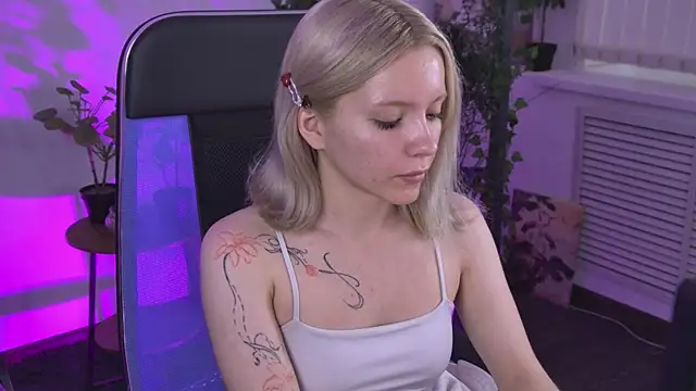AuroraWrenfield online show from 06-19-26, 12:27