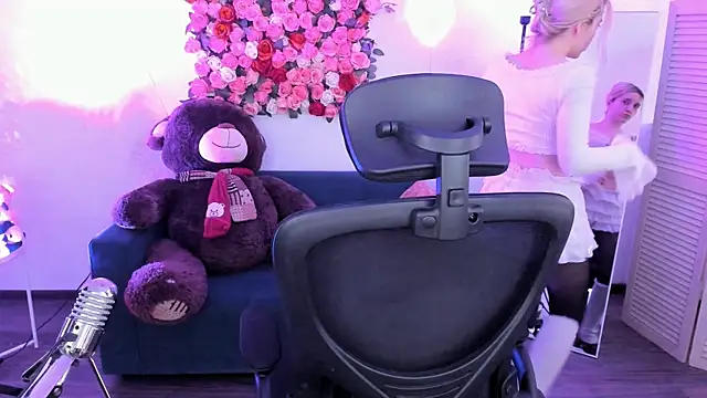 AuroraWrenfield online show from 04-15-26, 04:29