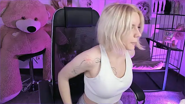 AuroraWrenfield online show from 12-23-25, 12:22