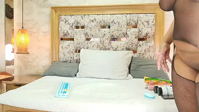 ZOLEY WATSON online show from 10-26-25, 03:07