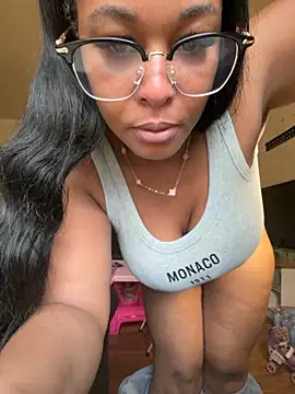 Snapshot of yummy0322 chatting on 10-28-25, 12:37 yummy0322 online show from 10-28-25, 12:37