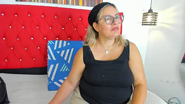 carolinacrus01 online show from 12-16-25, 04:00