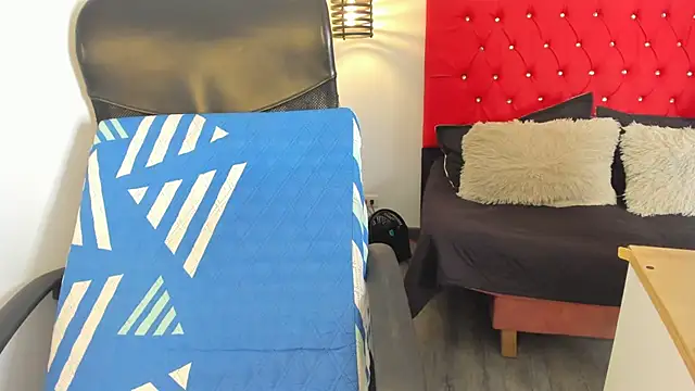 carolinacrus01 online show from 10-06-25, 04:52