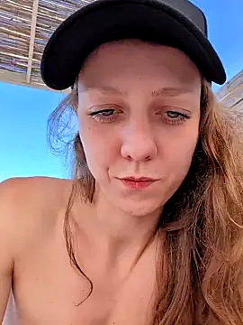 Snapshot of Eveline_Beauty_Kitty chatting on 06-19-26, 02:01 Eveline Beauty Kitty online show from 06-19-26, 02:01