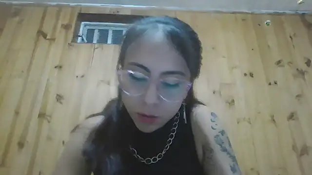 Snapshot of Roselingalvis13 chatting on 10-15-25, 02:43 Roselingalvis13 online show from 10-15-25, 02:43