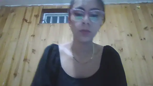 Snapshot of Roselingalvis13 chatting on 10-05-25, 02:46 Roselingalvis13 online show from 10-05-25, 02:46