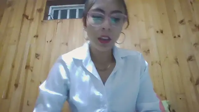 Snapshot of Roselingalvis13 chatting on 09-29-25, 02:40 Roselingalvis13 online show from 09-29-25, 02:40