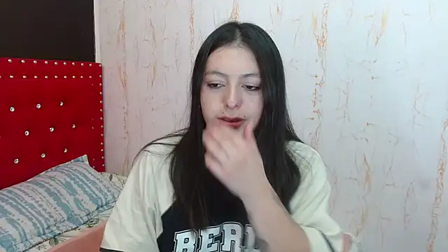 Snapshot of MiaKimky chatting on 10-06-25, 04:30 MiaKimky online show from 10-06-25, 04:30