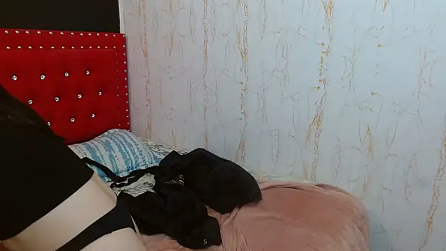 Snapshot of MiaKimky chatting on 10-04-25, 04:30 MiaKimky online show from 10-04-25, 04:30