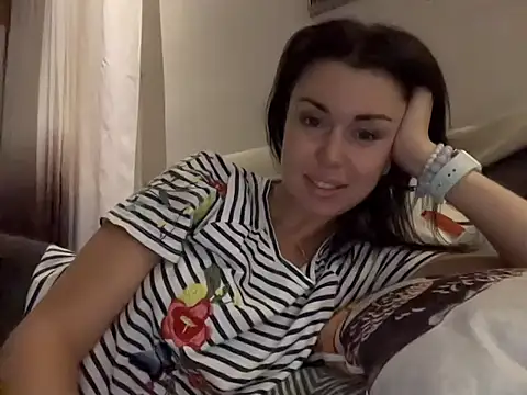 Snapshot of Gilin1 chatting on 10-13-25, 06:53 Gilin1 online show from 10-13-25, 06:53