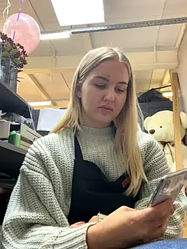 Snapshot of CandyVice chatting on 10-17-25, 04:20 CandyVice online show from 10-17-25, 04:20