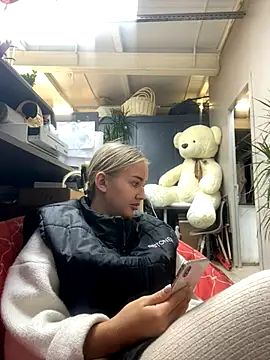 Snapshot of CandyVice chatting on 09-25-25, 05:41 CandyVice online show from 09-25-25, 05:41