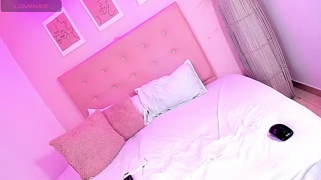 ANNIE DOLCE  online show from 11-23-25, 12:15