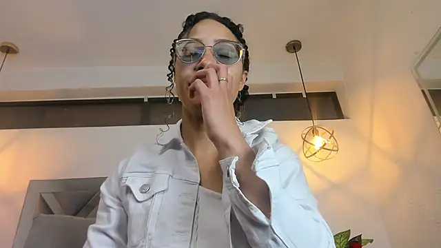 Hanna Cornee  online show from 12-14-25, 01:39