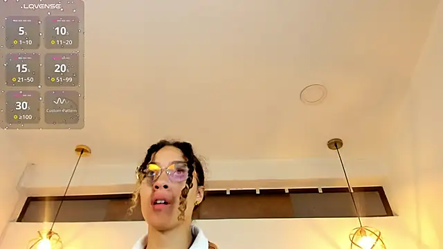 Hanna Cornee  online show from 11-17-25, 01:37