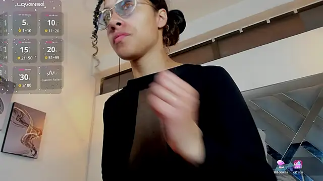 Hanna Cornee  online show from 11-28-25, 01:33