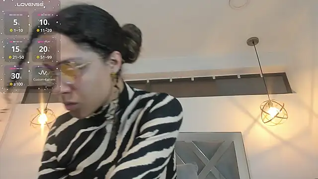 Hanna Cornee  online show from 11-21-25, 01:32