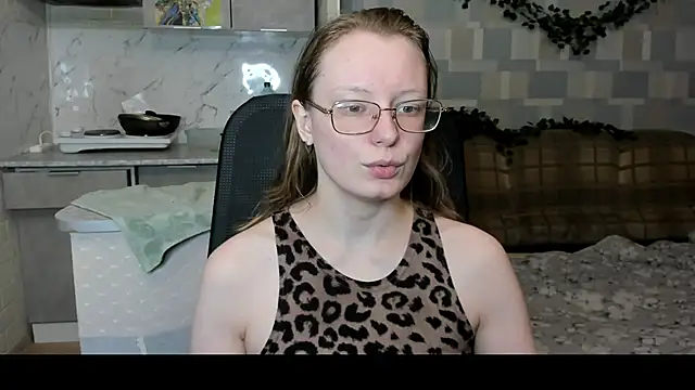 Snapshot of Rommia chatting on 10-28-25, 12:59 Rommia online show from 10-28-25, 12:59