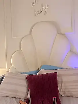 Kaylachannell online show from 12-21-25, 09:33