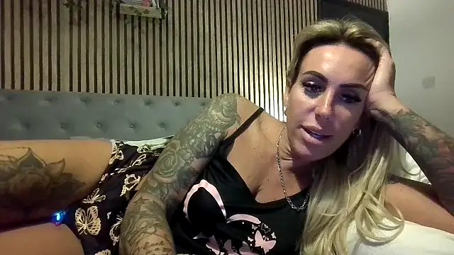 Snapshot of poppyinga1 chatting on 09-15-25, 02:01 poppyinga1 online show from 09-15-25, 02:01